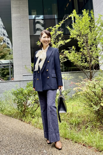 【60代お手本スナップ〈虎ノ門〉】「紺ブレ」×「ボウタイ」にゴールド小物を効かせる上品トラッドの着こなし
