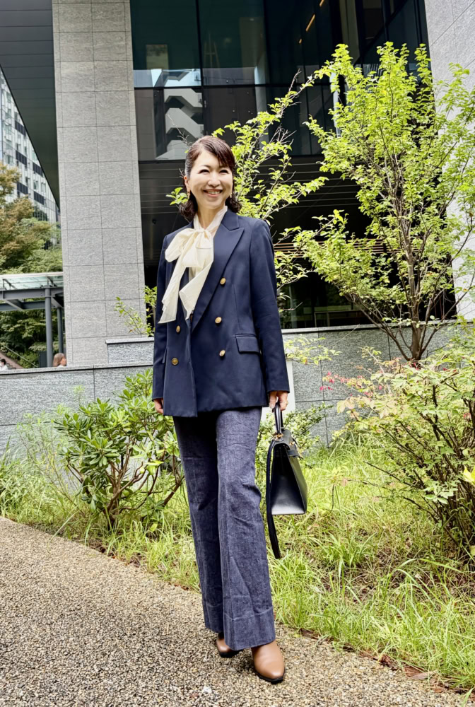 【60代お手本スナップ〈虎ノ門〉】「紺ブレ」×「ボウタイ」にゴールド小物を効かせる上品トラッドの着こなし