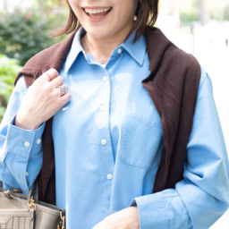 「肩がけニット」のひと手間で、すっきり細見えIラインを強調!