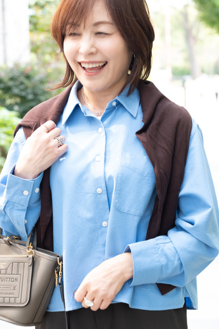 「肩がけニット」のひと手間で、すっきり細見えIラインを強調!
