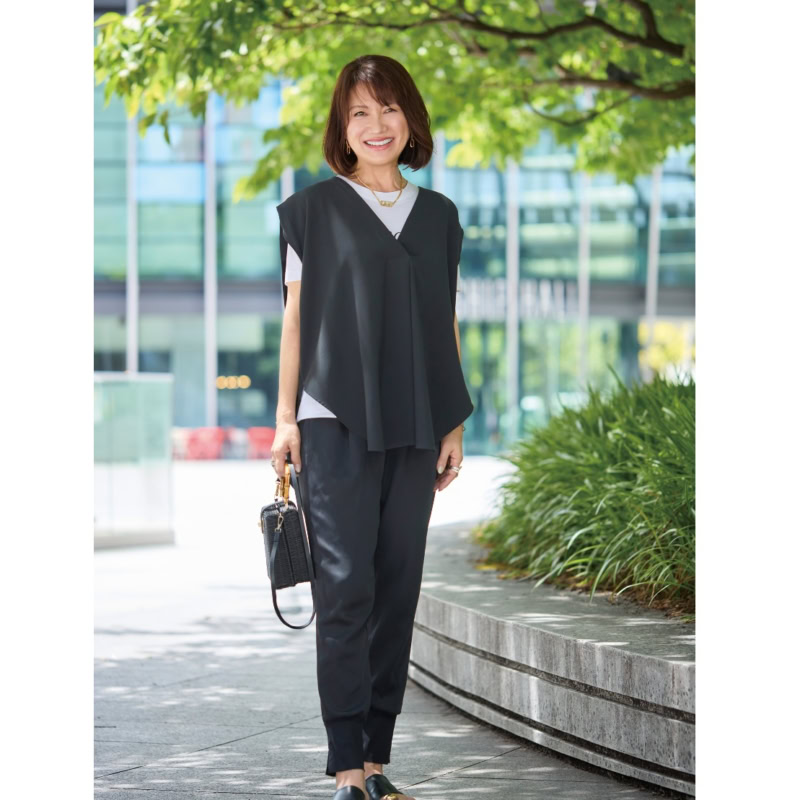 【大人の重ね着リアルスナップ】デザインジレを白Tシャツに重ねて秋モードに。暑さが残る日の秋のモノトーンコーデ【50代・60代ファッション】