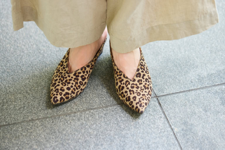 レオパード柄の小物を取り入れると一気に秋モードに。「普段から無地の洋服が多いので、ポイント使いで長年活躍しています」