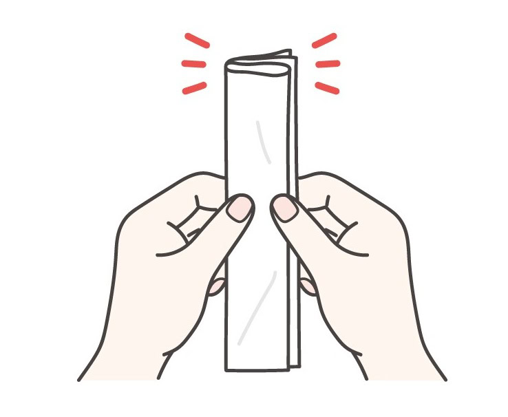 ティッシュを1枚用意し、2回縦に折る