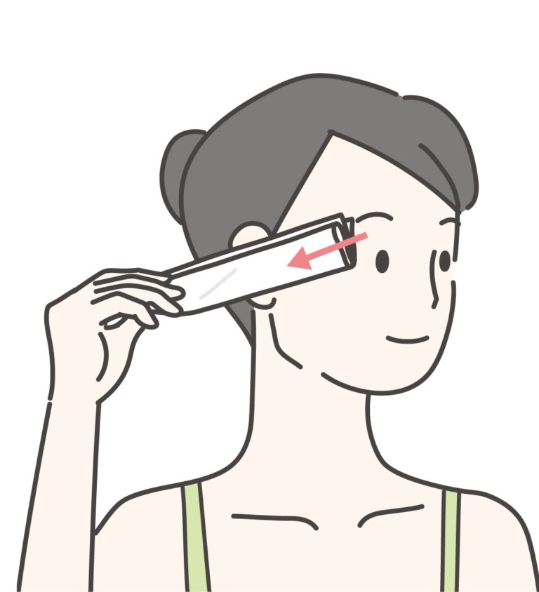こめかみを経由して耳の前まで、ティッシュの重みだけでやさしくなでるように動かしましょう。