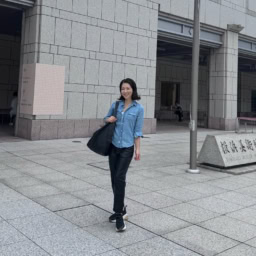 デニムシャツ／フランク＆アイリーン、パンツ／H&M、靴／ステラ マッカートニー、バッグ／スタジオシェリー
