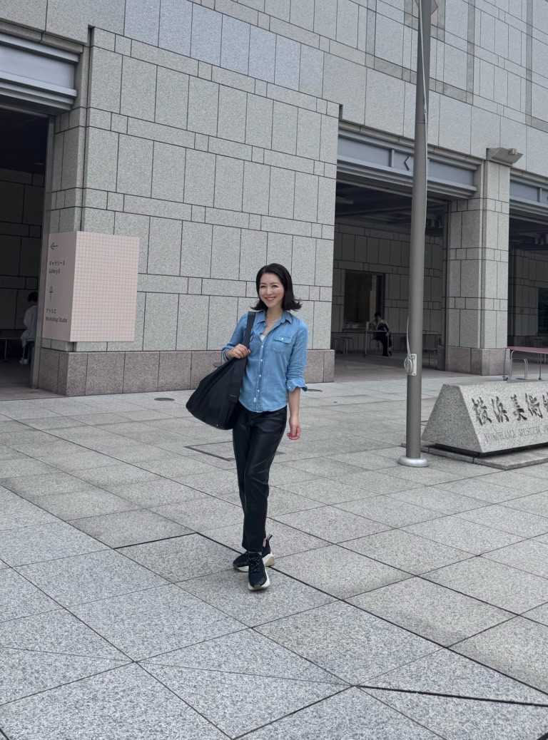 デニムシャツ/フランク&アイリーン、パンツ/H&M、靴/ステラ マッカートニー、バッグ/スタジオシェリー