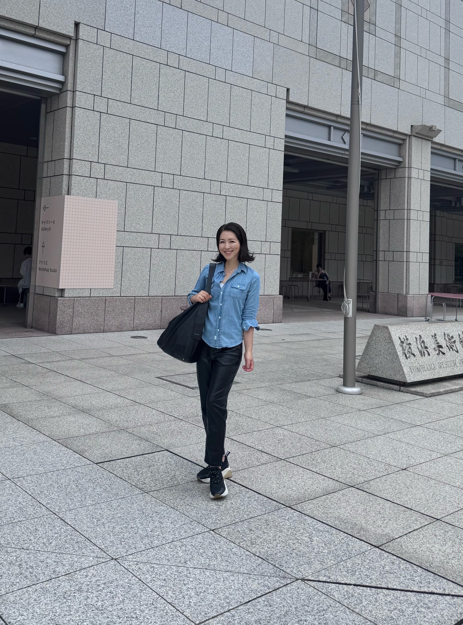 デニムシャツ／フランク＆アイリーン、パンツ／H&M、靴／ステラ マッカートニー、バッグ／スタジオシェリー