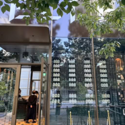 麻布台ヒルズ周辺の街並み