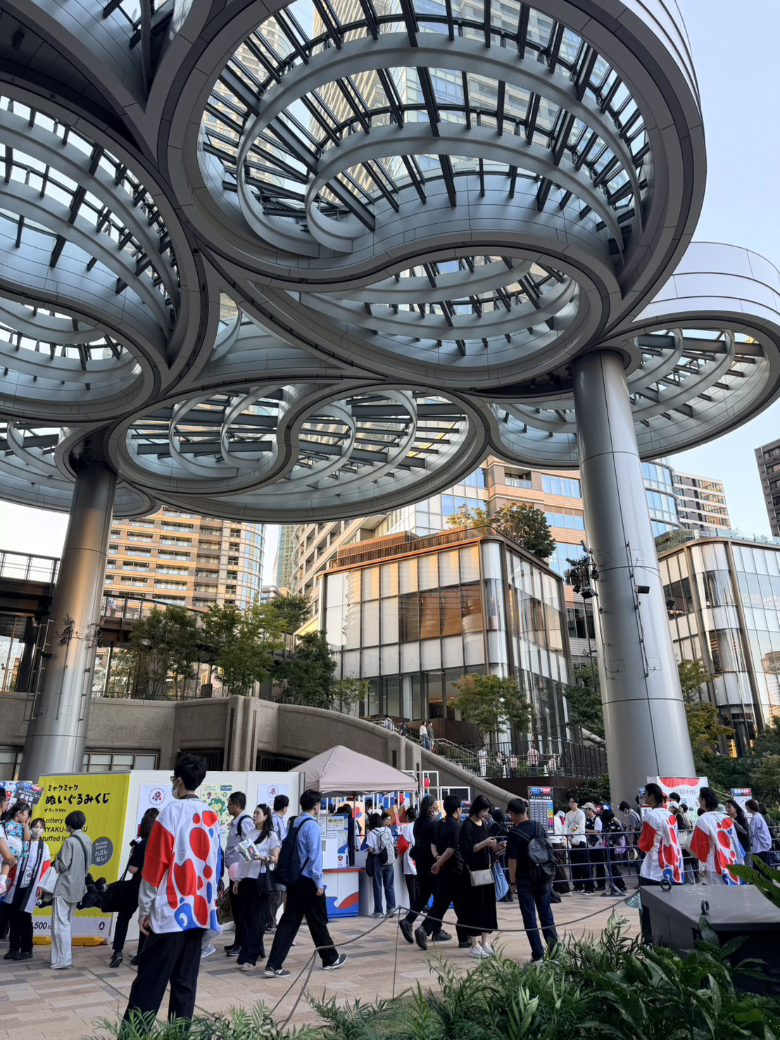 麻布台ヒルズ周辺の街並み