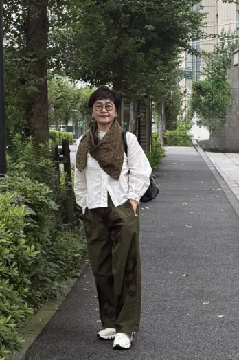 【60代お手本スナップ〈代官山〉】甘めブラウスはアーミーパンツで外す！大人の甘辛ミックスコーデ
