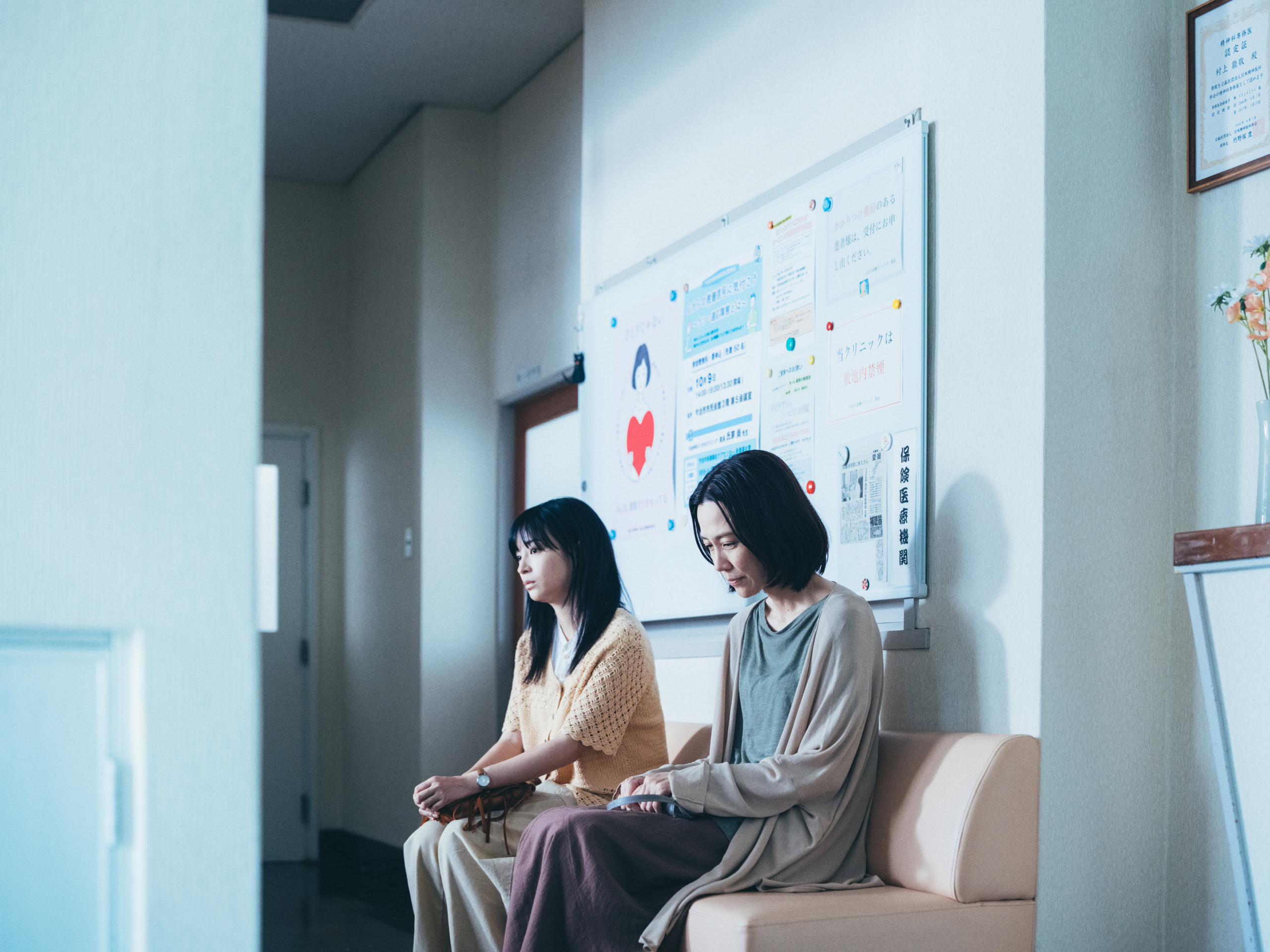 映画『汝、星のごとく』より暁海（広瀬すず）と母・志穂（木村佳乃）
