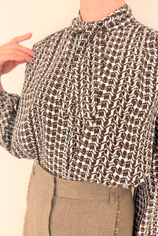 ボウタイブラウスは甘すぎにならないよう、タイ結びで。トップス/ラ トータリテ