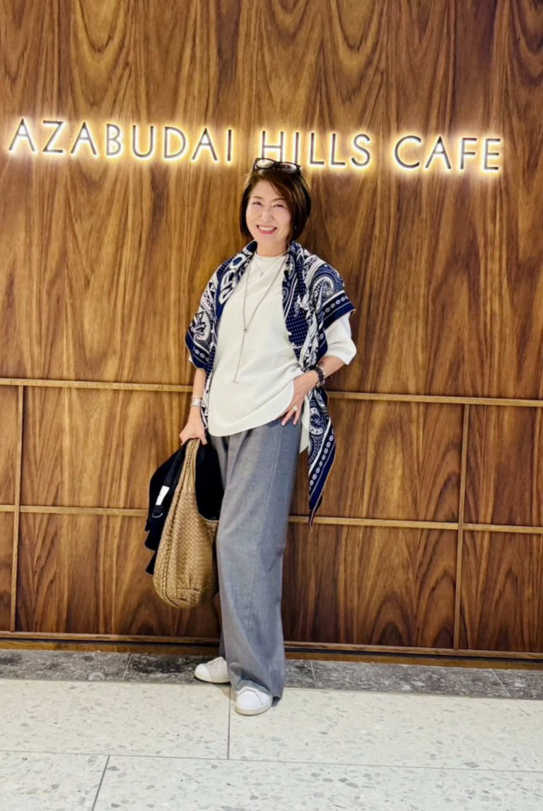 インナー: ウィム ガゼット(Whim Gazette)のTシャツ、パンツ: ドゥーズィエム クラス(Deuxieme Classe)のグレーのワイドパンツ、バッグ: 昔から大切にしているボッテガ・ヴェネタ(Bottega Veneta)のイントレチャート、シューズ: アディダス(adidas)のスタンスミス、ストール: エルメス(HERMÈS)のカシシル