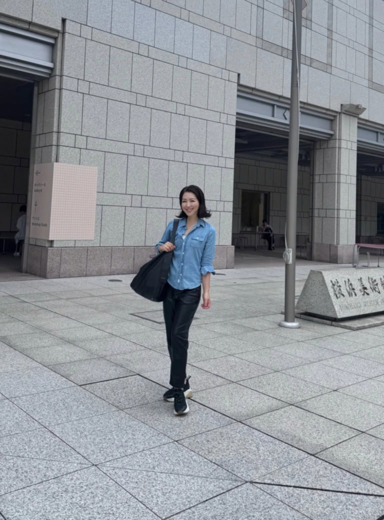 デニムシャツ/フランク&アイリーン パンツ/H&M 靴/ステラ マッカートニー バッグ/スタジオシェリー