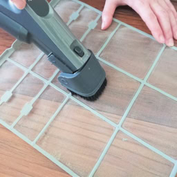 エアコンのコンセントを抜く。フロントパネルを開けてエアコンのフィルターを外し、表面（室内側）に掃除機をやさしく当ててホコリを吸い取る。