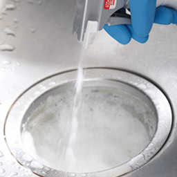 その間に排水口の穴の中にも塩素系漂白剤スプレーを吹きかけておく。