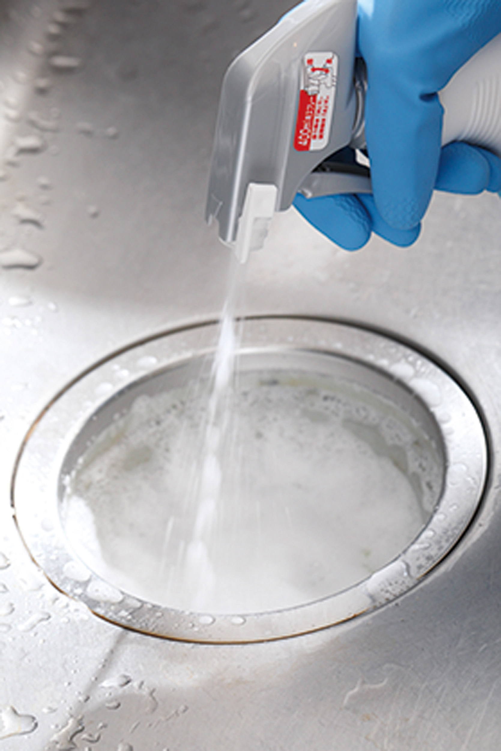 その間に排水口の穴の中にも塩素系漂白剤スプレーを吹きかけておく。