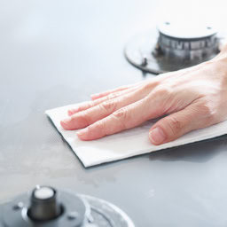軽い汚れの場合は、キッチン用のお掃除シートでOK。気になったところをサッと拭く。