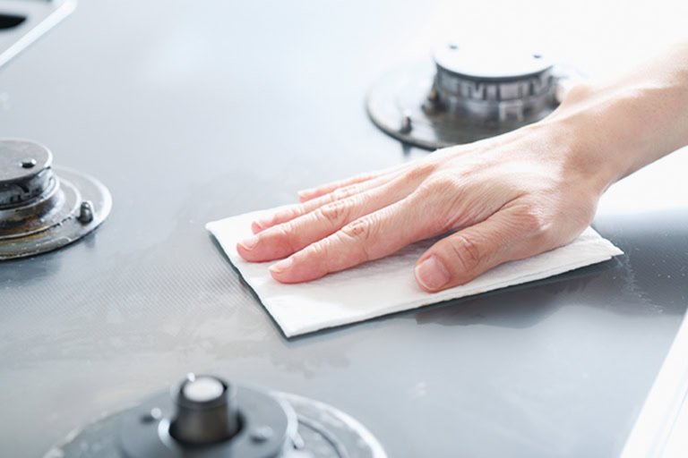 軽い汚れの場合は、キッチン用のお掃除シートでOK。気になったところをサッと拭く。
