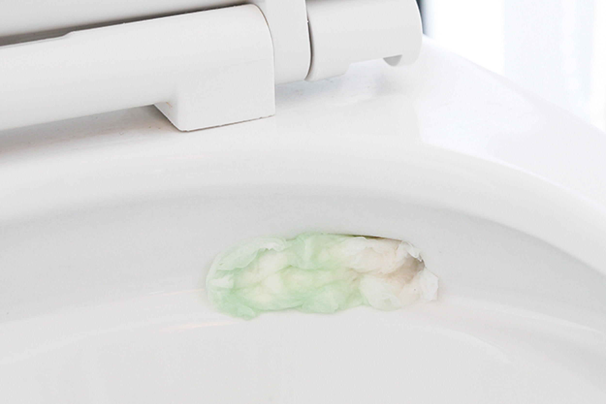 汚れた部分に丸めたトイレットペーパーを貼り、ゴム手袋をつけてトイレ用酸性洗剤をかけ、2~3分置く。ペーパーを外し、トイレブラシで汚れをこすり落とし、水を流す。