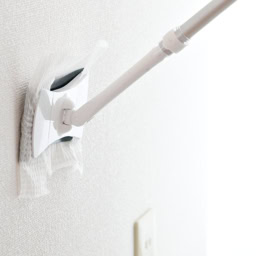 【1】壁と床はトイレ用掃除シートで、尿や水のハネ、ホコリなどの汚れを拭き取る。掃除シートをセットしたトイレ用のミニフロアワイパーがあると便利。作業はまず壁を上から下に拭き、次に床を拭く。