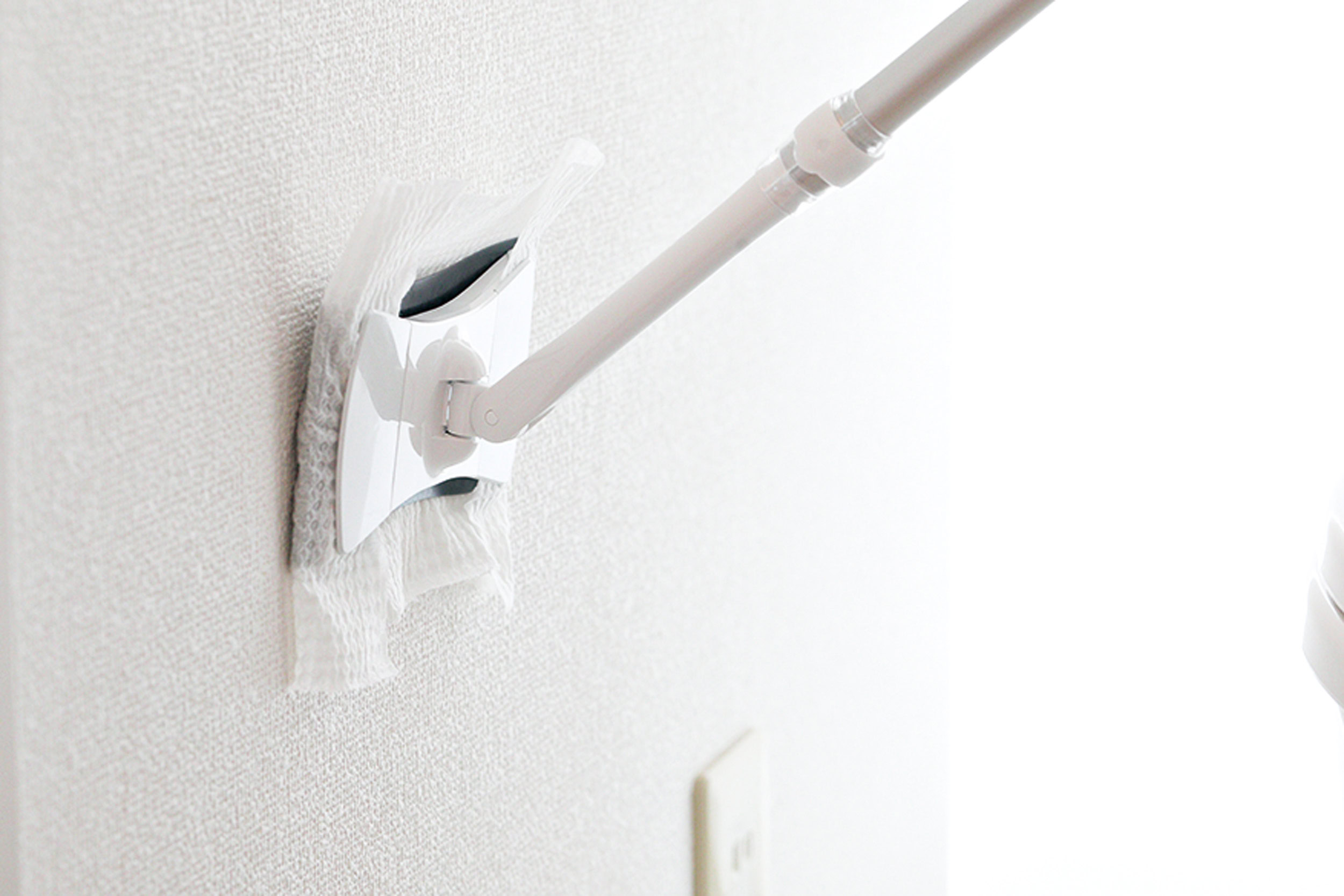【1】壁と床はトイレ用掃除シートで、尿や水のハネ、ホコリなどの汚れを拭き取る。掃除シートをセットしたトイレ用のミニフロアワイパーがあると便利。作業はまず壁を上から下に拭き、次に床を拭く。