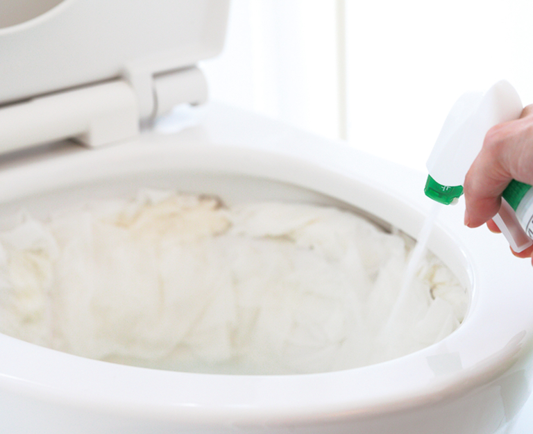 【1】トイレットペーパーを便器内に敷き詰め、トイレ用洗剤をたっぷりと吹きかける。5分ほど置き、尿や水のハネ、汚れをふやかす。