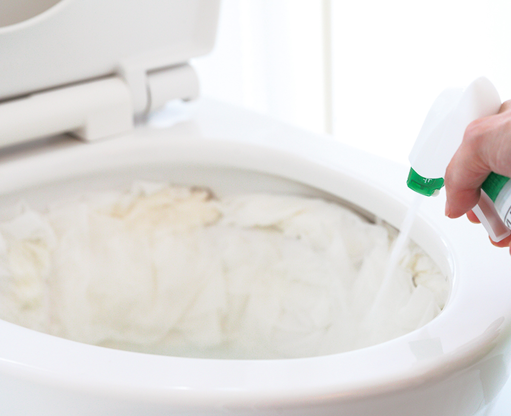 【1】トイレットペーパーを便器内に敷き詰め、トイレ用洗剤をたっぷりと吹きかける。5分ほど置き、尿や水のハネ、汚れをふやかす。