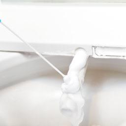 便器の説明書を確認してウォシュレットのノズルを出し、専用洗剤を吹きかけて5分置く。自動洗浄機能がない場合や気になる場合は軽く水ですすぐか、トイレットペーパーなどで拭く。専用洗剤がない場合は、お掃除シートでやさしく拭く。