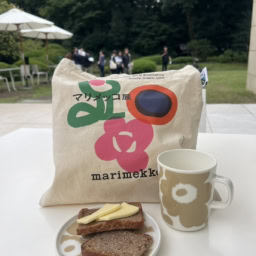 東京都美術館の庭園にて　広尾にある 「BROD」（ブロッド） さんのロプロ（ライ麦パン）にチーズをトッピング