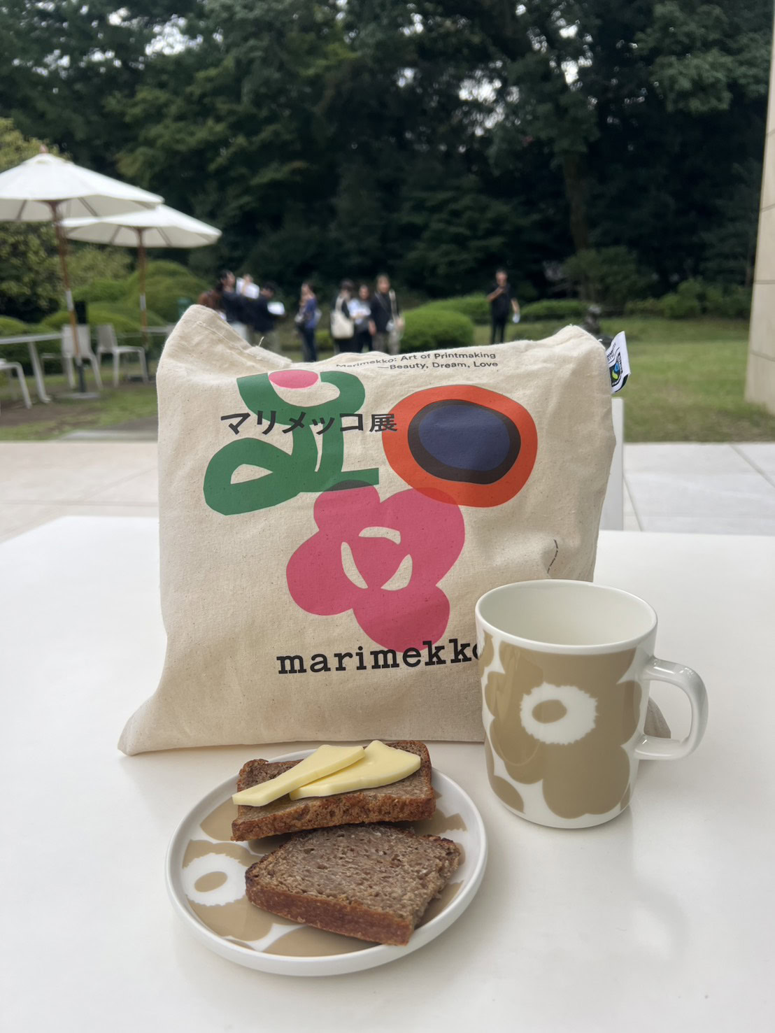 東京都美術館の庭園にて　広尾にある 「BROD」（ブロッド） さんのロプロ（ライ麦パン）にチーズをトッピング