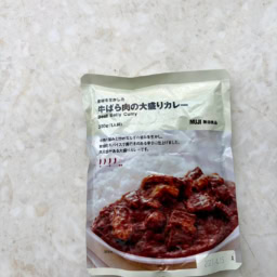 素材を生かした 牛ばら肉の大盛りカレー ￥390