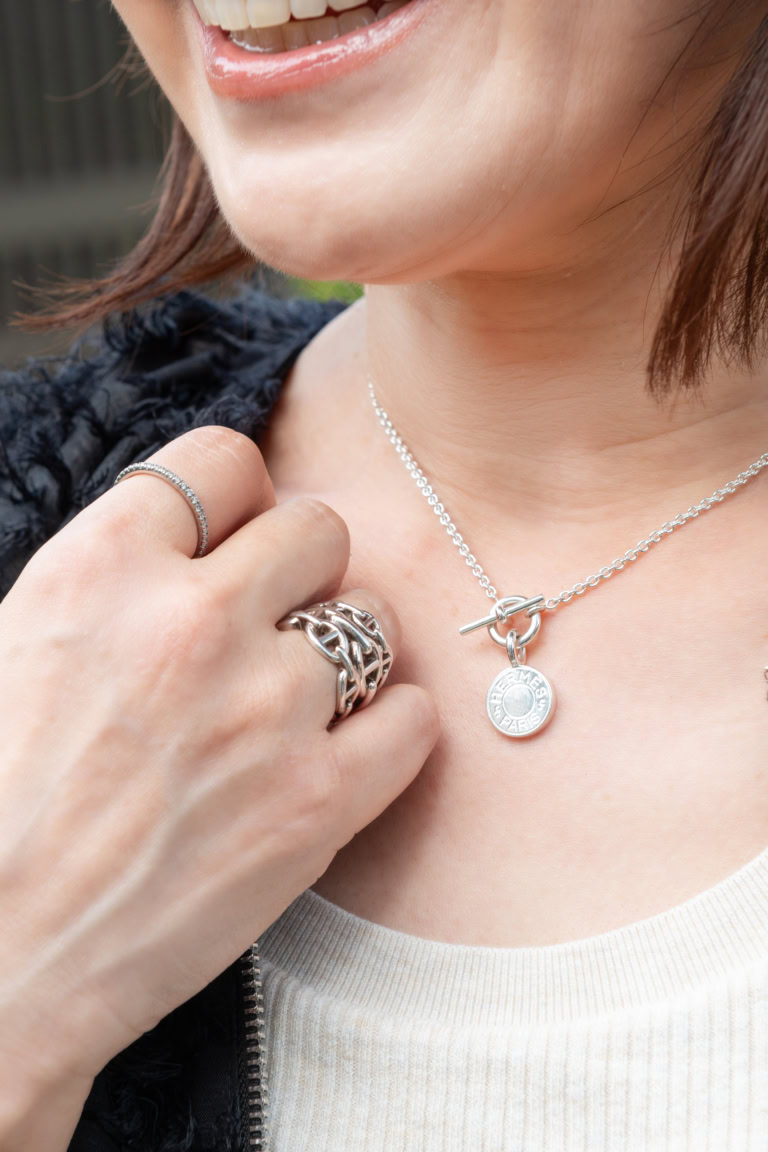 【ジュエリー使い】『エルメス』のシルバーアクセで大人の上品な抜け感をON