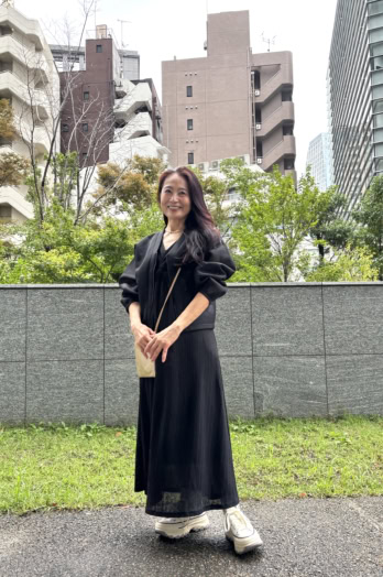 【60代お手本スナップ〈虎ノ門〉】黒を使った「大人カジュアル」には、ゴールドのバッグとスニーカーをアクセントに！