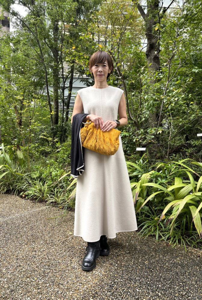 【60代お手本スナップ〈虎ノ門〉】「シャネル」の小物がアクセント!上品なアイボリーのワンピースが素敵なマダムのおしゃれをチェック