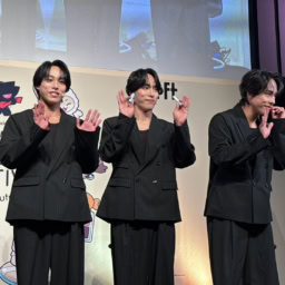 会場の歓声を集める3人