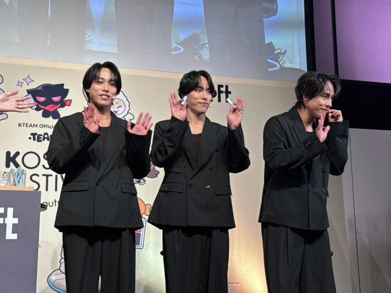 会場の歓声を集める3人