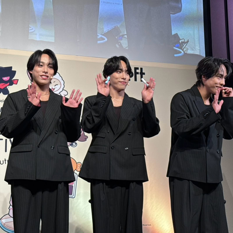 【佐藤三兄弟がイベント登壇】「見分けがつかない!?」ブラックスーツで登場した3人のリアルな愛用コスメ&美容ルーティンを直撃!