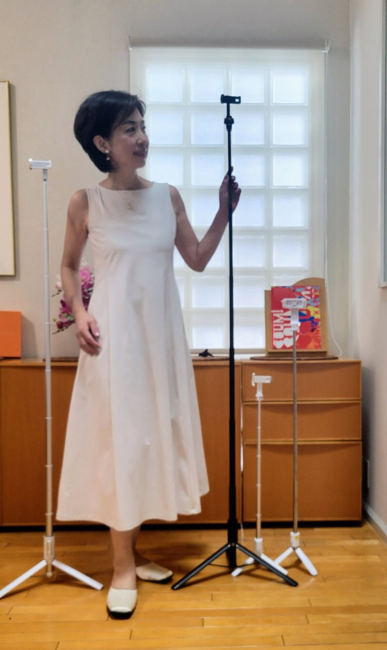 セルフィーはいろいろ持っています。 向かって左端:TONEOF スマホ 三脚 170cm 向かって右から2番目:ベルボン Velbon スマホ三脚 自撮り棒 Coleman(コールマン74cm