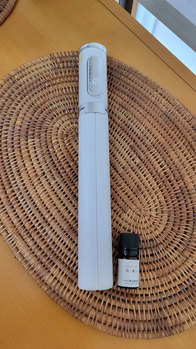 TONEOF スマホ 三脚 170cm (サイズをアロマの精油瓶と比較)