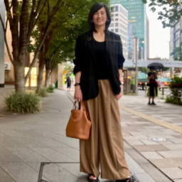 【第6位】【60代お手本スナップ〈外苑前〉】黒ジャケットも重く見せない！リネン素材×秋色パンツで作る大人の「抜け感」秋コーデ