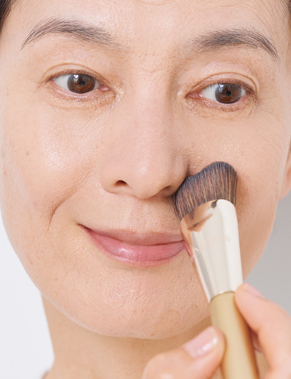 【4】凹凸のある目まわりや小鼻は先端を使って