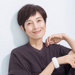 ブラウス¥25,300、パンツ¥25,300/ともにロペ(ジュンカスタマーセンター)、イヤリング¥11,000、バングル¥78,100/ともにアビステ、(左手)リング¥19,800、( 右手)リング¥14,300/ともにジュエッテ