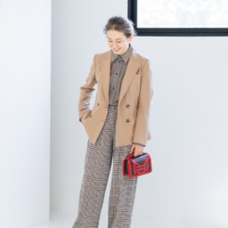 パンツ¥207,900、ジャケット¥346,500、シャツ¥207,900、ショートブーツ¥212,300／すべてファビアナ フィリッピ（コロネット）、ピアス¥352,000／ジョージ ジェンセン（ジョージジェンセン ジャパン）、バッグ¥157,300／ピエール アルディ（ピエール アルディ 東京）