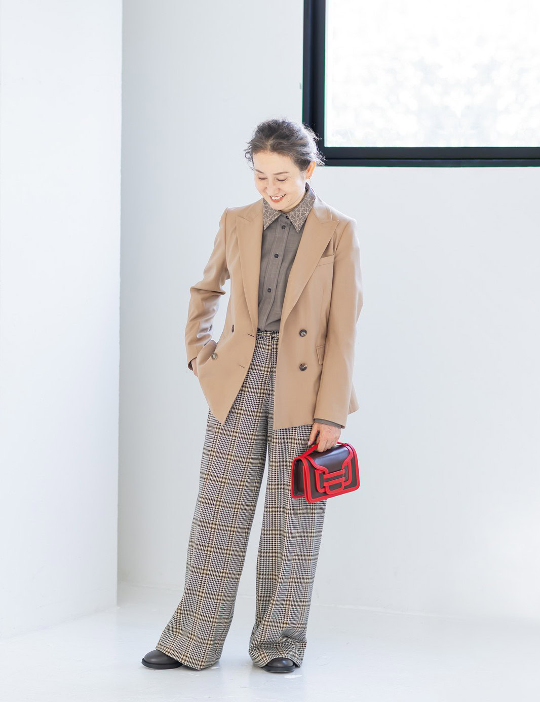 パンツ¥207,900、ジャケット¥346,500、シャツ¥207,900、ショートブーツ¥212,300／すべてファビアナ フィリッピ（コロネット）、ピアス¥352,000／ジョージ ジェンセン（ジョージジェンセン ジャパン）、バッグ¥157,300／ピエール アルディ（ピエール アルディ 東京）