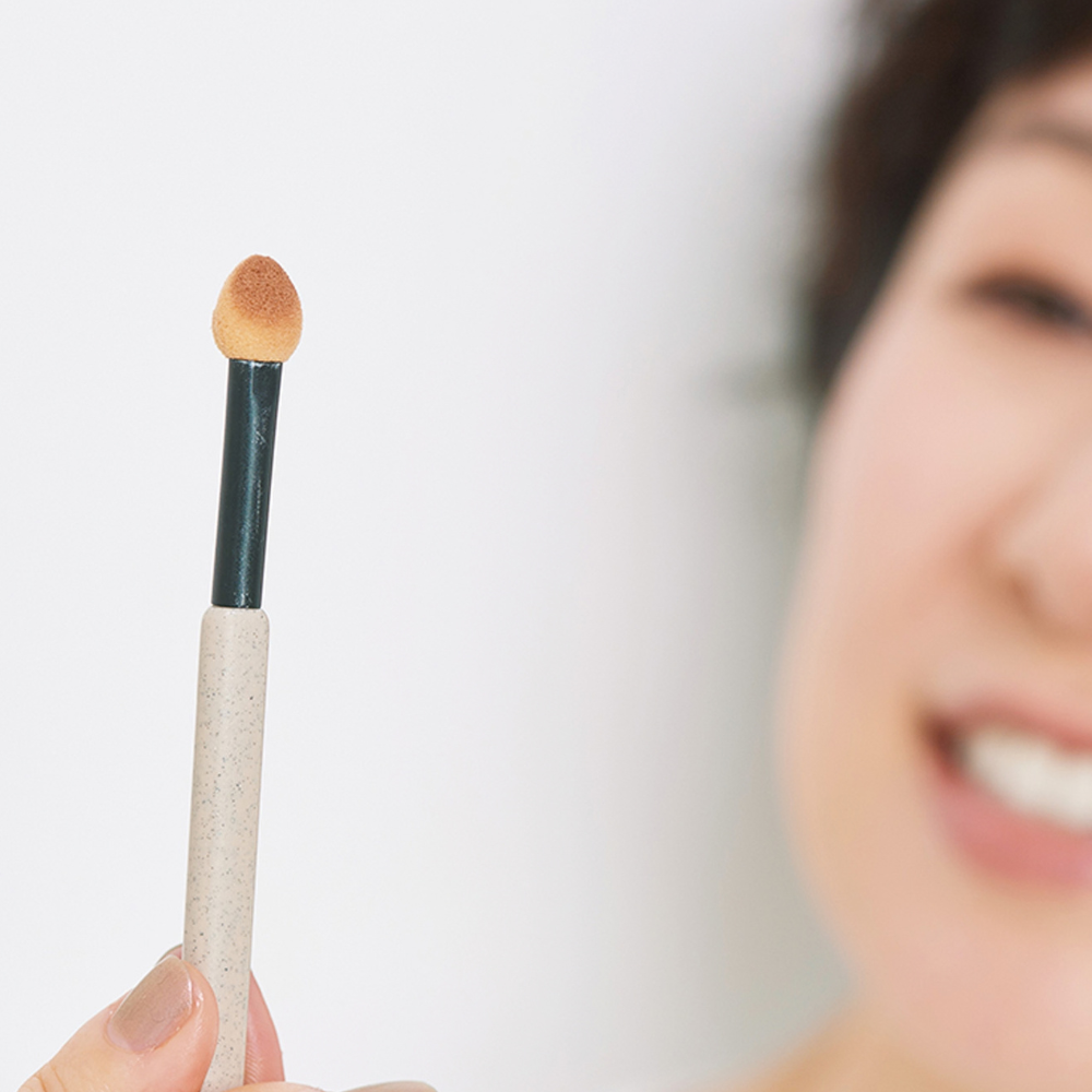 【1】アイメイク後のチップをそのまま使用
