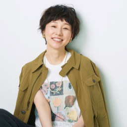 ジャケット¥35,000、Tシャツ¥7,500/ともにバナナ・リパブリック、パンツ¥33,000/エンリカ、イヤリング¥8,640/アビステ、ネックレス¥32,780/アンジェリカ・レオン(ズットホリック)
