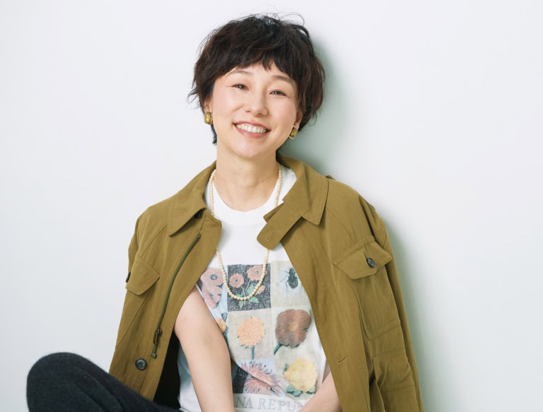 ジャケット¥35,000、Tシャツ¥7,500/ともにバナナ・リパブリック、パンツ¥33,000/エンリカ、イヤリング¥8,640/アビステ、ネックレス¥32,780/アンジェリカ・レオン(ズットホリック)