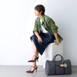 ジャケット¥93,500、スパンコールスカート¥162,800、ネックレス¥1,408,000／すべてマディソンブルー、Tシャツ¥12,100／エブール（リトルリーグ インク）、バッグ¥517,000、バッグにつけたチャーム各¥40,700／すべてモワナ（モワナ 伊勢丹新宿店）、靴¥193,600／ピエール アルディ（ピエール アルディ 東京）、ピアス¥58,300、リングセット¥57,200／ともにブランイリス（ブランイリス・ジャポン）