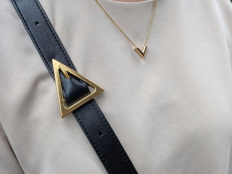 ルイ・ヴィトンのネックレスとゴールドの金具がアクセントになったボッテガヴェネタのバッグ